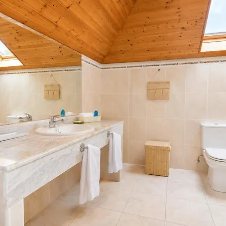 Espectacular Casa Con Piscina Y Gran Jardin Navajeda