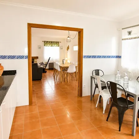 Holiday home Espectacular Casa Con Piscina Y Gran Jardin Navajeda