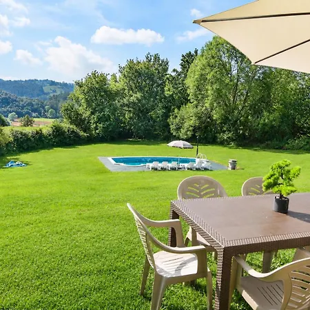 Holiday home Espectacular Casa Con Piscina Y Gran Jardin Navajeda